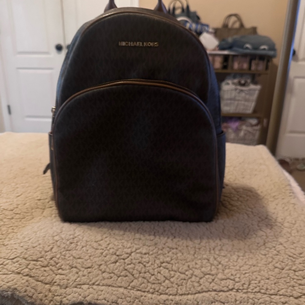 MICHAEL Michael Kors Abbey Medium Signature Backpack